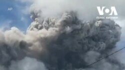 Виверження вулкану на індонезійському острові. Відео