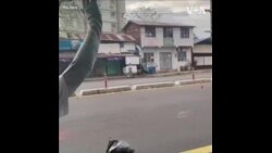 缅甸抗议者在街头泼洒红漆抗议军方政变