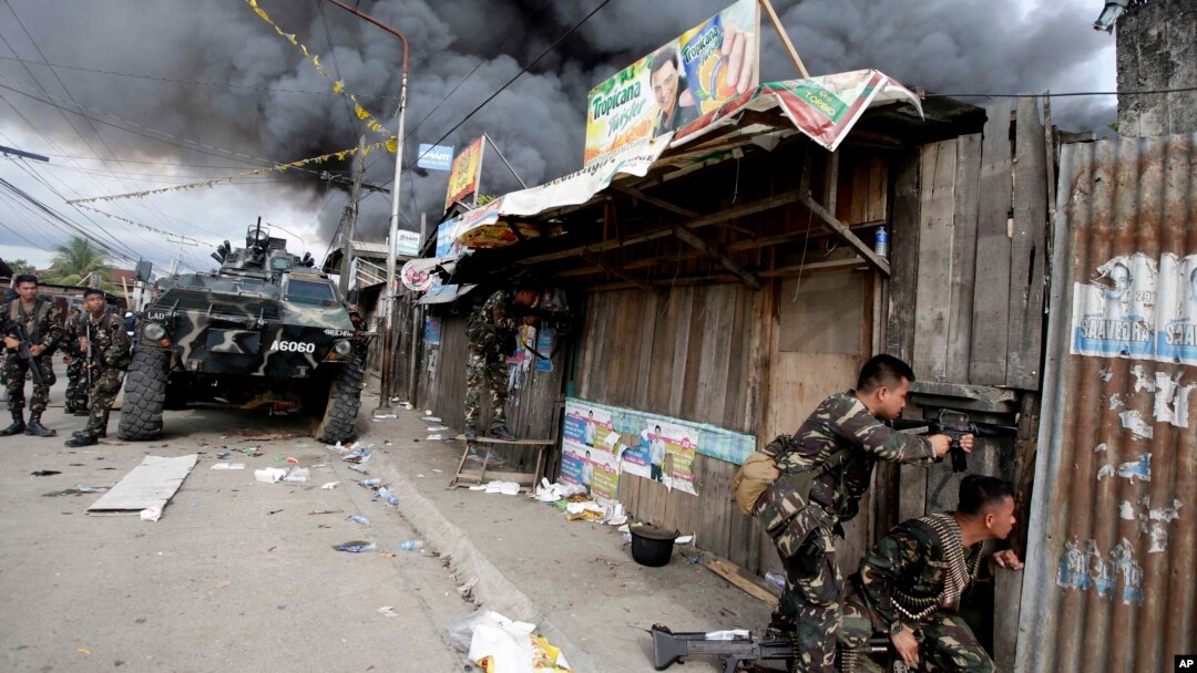 Pasukan pemerintah Filipina terus berupaya memerangi pemberontak muslim (MNLF) di kota Zamboanga, Filipiba (12/9). 