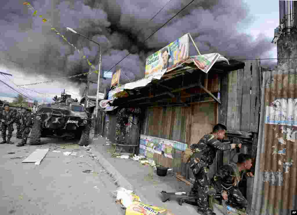 Government troops continue their assault on Muslim rebels in Zamboanga, Philippines, Sept. 12, 2013.