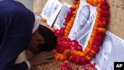 An Indian student pays tribute to legendary Indian sitar player Ravi Shankar at the Bengali Tola Inter College in Varanasi, where he was born, in India, Wednesday, Dec. 12, 2012. 