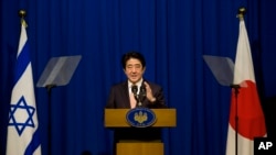 En visite à Jérusalem, Shinzo Abe a dit qu'il n'est pas question de céder aux exigences des djihadistes de l'Etat islamique (AP)