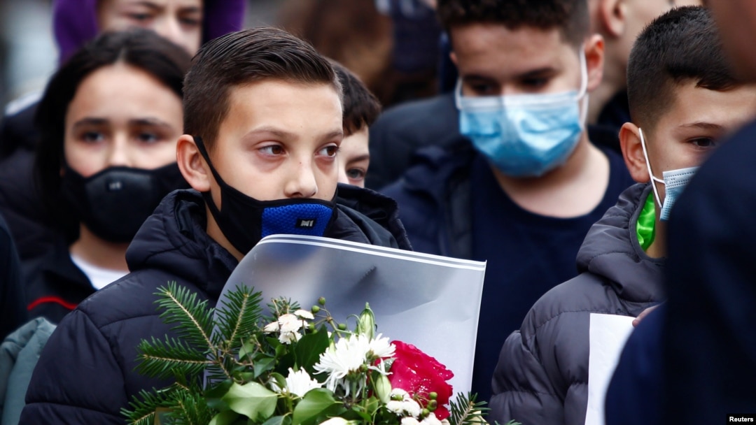 Učenici osnovne škole Ismail Kemali u Skoplju odaju poštu šestoro drugara i drugim žrtvama saobraćajne nesreće u Bugarskoj, 24. novembra 2021.