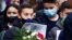 Učenici osnovne škole Ismail Kemali u Skoplju odaju poštu šestoro drugara i drugim žrtvama saobraćajne nesreće u Bugarskoj, 24. novembra 2021.