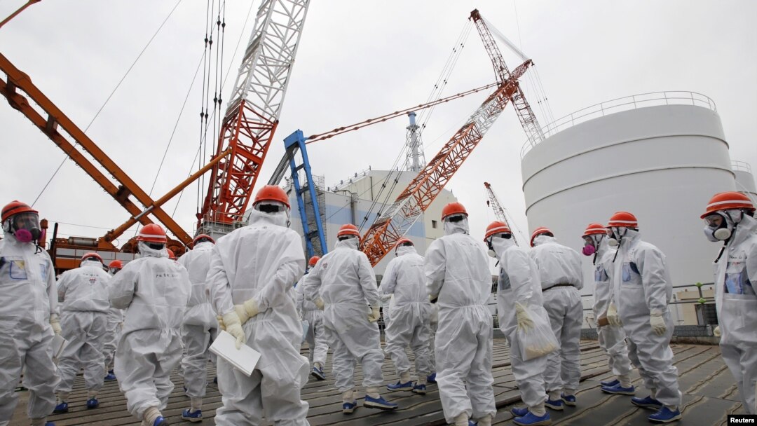 Karyawan Tokyo Electric Power Co. (TEPCO) dan pengunjung mengenakan masker dan pakaian pelindung saat meninjau PLTN Daiichi di Fukushima (Foto: dok). PLTN Sendai milik Kyushu Electric Power di selatan pulau Kyushu, Jepang, menjadi pembangkit nuklir Jepang yang pertama memulai kembali operasi di bawah standar yang lebih ketat.