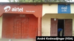 Des boutiques de télécommunications à N'djamena, au Tchad, le 2 avril 2017. (VOA/André Kodmadjingar)