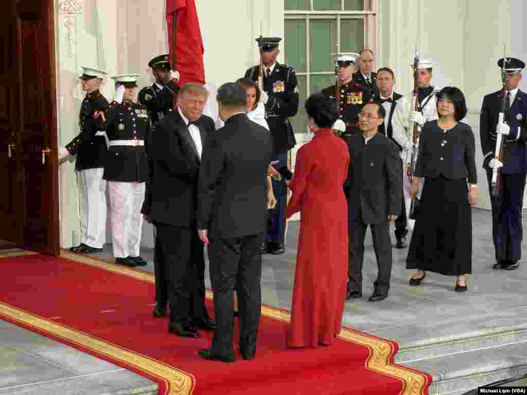 美国总统唐纳德·特朗普与第一夫人梅拉尼娅·特朗普在白宫欢迎中国国家主席习近平及夫人彭丽媛出席白宫国宴。(美国之音记者利平拍摄)