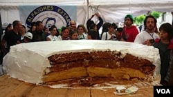 La golosina llevó 60 kilogramos de harina de trigo, 2.000 claras de huevos para el merengue, 212 kilogramos de dulce de leche y 5 kilogramos de miel.