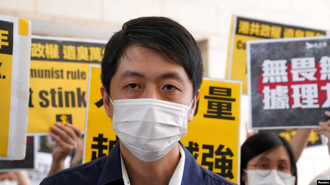 Mantan anggota parlemen pro-demokrasi Ted Hui Chi-fung tiba di luar Pengadilan Magistrat Kowloon Barat, Hong Kong, 19 November 2020. (REUTERS / Lam Yik)
