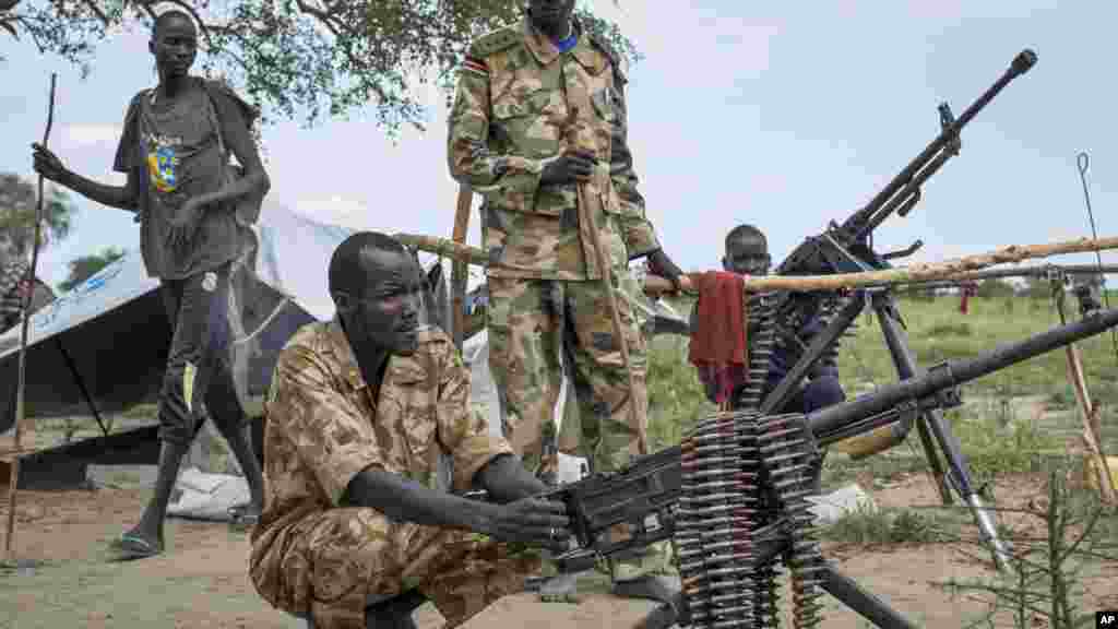 Des rebelles patrouillent dans le village de Majieng, à près de 6 km du village de Bentiu. (AP Photo/Matthew Abbott)