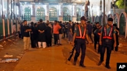 Petugas keamanan Bangladesh tengah memeriksa lokasi ledakan di sebuah masjid di Dhaka, Bangladesh (Foto: dok). Ledakan di sebuah masjid minoritas Muslim di Bangladesh barat laut hari Jumat (25/12) menewaskan tersangka pembom bunuh diri dan melukai tiga lainnya.