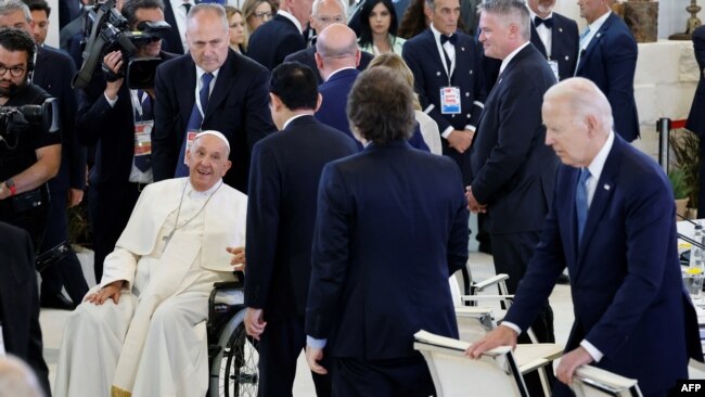 Perdana Menteri Jepang Fumio Kishida (tengah) dan Presiden Argentina Javier Milei antre untuk menyapa Paus Fransiskus di tengah sesi diskusi tentang kecerdasan buatan (AI) di KTT G7 di resor Borgo Egnazia, di Savelletri, Italia, Jumat, 14 Juni 2024. (Foto: Ludovic Marin/AFP)