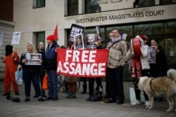 Los partidarios del fundador de WikiLeaks, Julian Assange, participan en una protesta frente al Tribunal de Magistrados de Westminster en Londres, el jueves 26 de noviembre de 2020.
