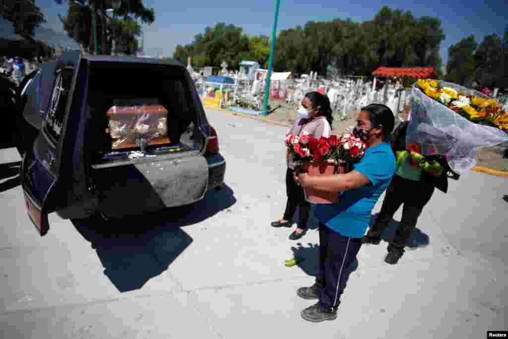 Una familia asiste al funeral de una v&#237;ctima de COVID-19 en el estado de M&#233;xico, el 20 de mayo de 2021.