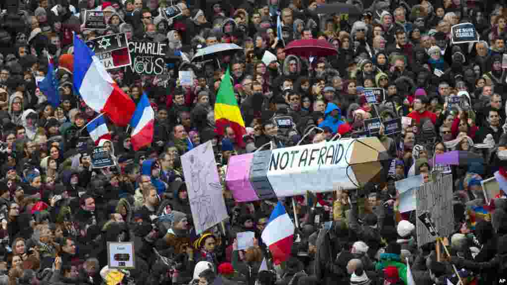 Dubban mutane tara a birnin Paris, Janairu 11, 2015.