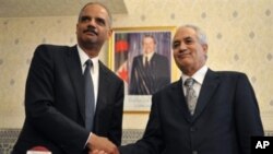Algerian Justice Minister Tayeb Belaiz (R) and US Attorney General Eric Holder shake hands after they signed a treaty in Algiers, 07 Apr 2010