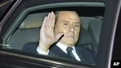 အီတလီသမ္မတ Giorgio Napolitano နဲ့ တွေ့ဆုံအပြီး သမ္မတအိမ်တော်ကနေ ထွက်ခွာလာတဲ့ အီတလီဝန်ကြီးချုပ် Silvio Berlusconi (နိုဝင်ဘာလ ၁၂၊ ၂၀၁၁)