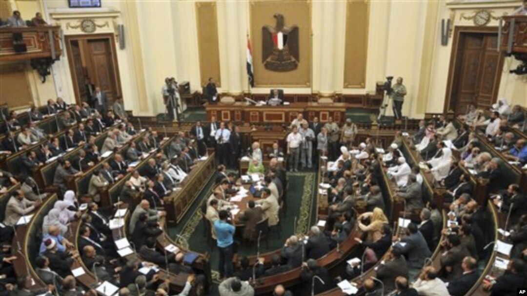 Ketua Parlemen Mesir Saad el-Katani membuka rapat parlemen Mesir pertama sejak di bubarkan oleh Mahkamah Agung Konstitusional di Kairo (10/7).
