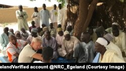 Les notables du village parlent des craintes des violences relatives à Boko Haram, à Monguro, Nigeria, 11 octobre 2017. (Twitter/Jan Egeland‏Verified account @NRC_Egeland)