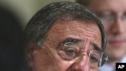 Leon Panetta anuncia cortes orçamentais