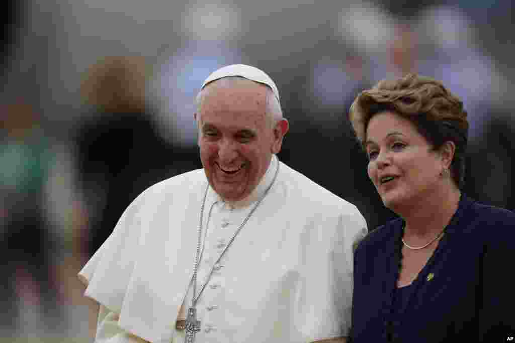 Tổng thống Brazil Dilma Rousseff tiếp đón Giáo hoàng Phanxicô tại sân bay ở Rio de Janeiro, 22 tháng 7, 2013.