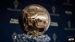 Le trophée du Ballon d'Or présentée lors d'une conférence de presse à Paris, France, le 19 septembre 2019