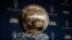 Le trophée Ballon d'Or lors d'une conférence de presse de présentation du nouveau trophée Ballon d'Or, Paris, le 19 septembre 2019.