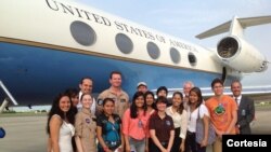 Estudiantes del programa de inglés Horizons College acompañados por el embajador de EE.UU. en Ecuador, Adam Namm comparten con la tripulación de la NASA. [Foto: Cortesía Embajada de EE.UU. en Ecuador].