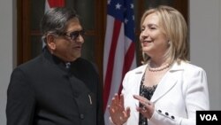 Menlu India S.M. Krishna berbincang dengan Menlu AS Hillary Rodham Clinton sebelum dimulainya dialog strategis antara kedua negara di New Delhi, India (19/7).