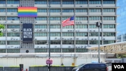 The U.S. Embassy in Seoul displays a Black Lives Matter banner and LGBTQ pride flag, in Seoul, South Korea, June 15, 2020. (William Gallo/VOA)
