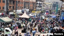 Jalan Namirembe yang ramai di Pusat Bisnis Pusat, setelah kementerian kesehatan mengumumkan wabah virus Ebola di ibu kota Uganda, Kampala, 30 Januari 2025. (REUTERS/Abubaker Lubowa)