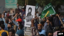 Para pendukung partai Islam radikal Tehreek-e-Labiak di Pakistan berunjuk rasa menuntut pembebasan pemimpin partai itu di Karachi, Pakistan, 24 Oktober 2021. (Foto: Rizwan TABASSUM / AFP)