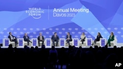 Panel diskusi yang dihadiri sejumlah pemimpin dunia, termasuk presiden Forum Ekonomi Dunia Borge Brende (kiri), digelar di Davos, Swiss, pada 17 Januari 2023. (Foto: AP/Markus Schreiber)