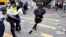 示威者试图阻止警官将枪对准一名在中国香港西湾河的示威者