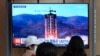 Lansiranja rakete Sjeverne Koreje prikazano tokom informativnog programa na željezničkoj stanici u Seulu, Južna Koreja, u ponedjeljak, 29. maja 2023.