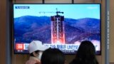 Lansiranja rakete Sjeverne Koreje prikazano tokom informativnog programa na željezničkoj stanici u Seulu, Južna Koreja, u ponedjeljak, 29. maja 2023.