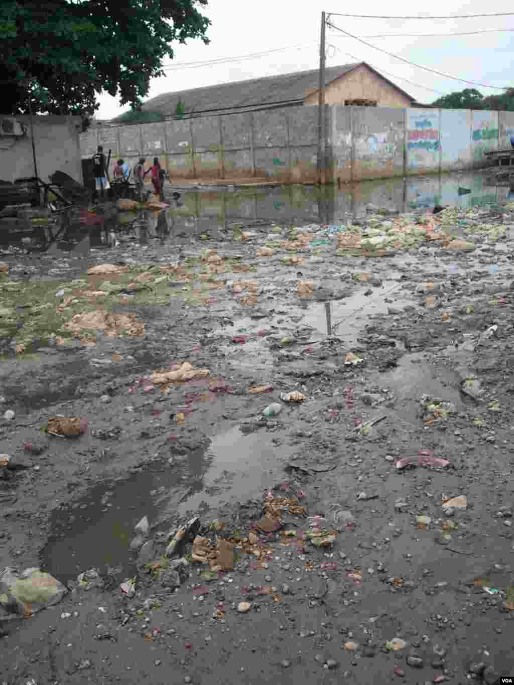 Angola, Luanda. O resultado das chuvas nos bairros da capital. 25 de Abril 2014