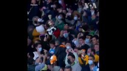 西班牙皇家贝蒂斯足球队组织玩具义捐