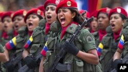 Mujeres soldados durante una parada militar: la Fuerza Armada de Venezuela se comprometió a respetar los resultados de las elecciones del próximo 7 de octubre.