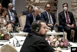 Roman Abramovich, atas tengah, 3 dari kanan, mendengarkan Presiden Turki Recep Tayyip Erdogan selama pertemuan delegasi Rusia dan Ukraina untuk pembicaraan damai di Istanbul, Turki, Selasa, 29 Maret 2022. (Foto: via AP)