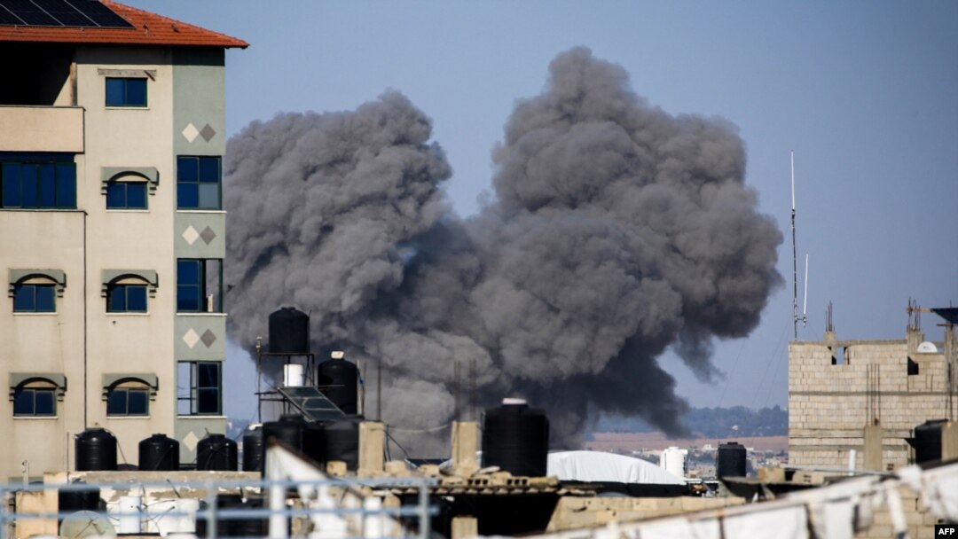 Asap membubung dari lokasi serangan Israel di Rafah di selatan Jalur Gaza, 7 Mei 2024 di tengah konflik antara Israel dan kelompok militan Palestina, Hamas. (Foto: AFP)