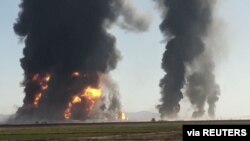 阿富汗靠近伊朗的边境地区数百辆燃油车2月13日发生爆炸，引发大火。