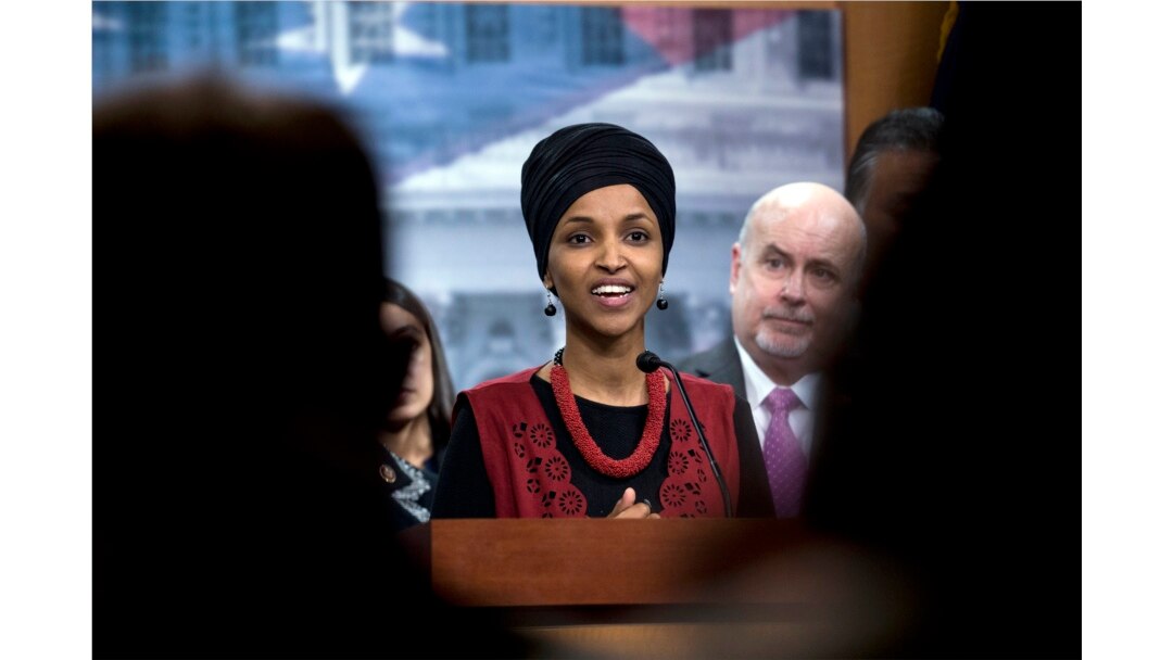 Kongress a'zosi Ilhan Umar aslida Berni Sanders tarafida edi. Biroq Sanders prezidentlik poygasidan chiqqach, Umar Baydenni quvvatlay boshladi.