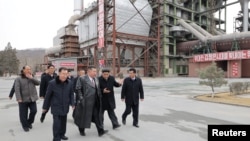 2026년 3월 1일 김정은 북한 국무위원장이 북한 상원의 한 시멘트 공장을 방문하고 있다. (자료사진)