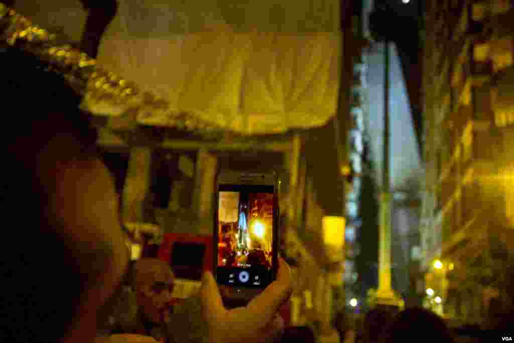 Residents are filming the tilted building and the some others are taking selfies for the memory, Sunday, June 4, 2017. (H. Elrasam/VOA)