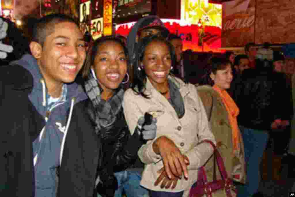 三名非洲裔青少年显示出美国人爱凑热闹的天性