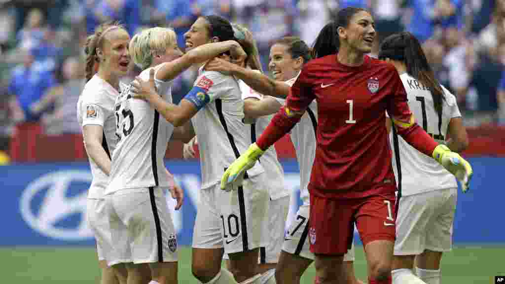 Carli Lloyd des États-Unis (troisième à gauche) célèbre avec ses coéquipiers, y compris le gardien de but Hope Solo (1), après Lloyd avoir marqué son troisième but contre le Japon au cours de la première mi-temps de la finale de la Coupe du Monde Féminine de Vancouver, le 5 juillet 2015.