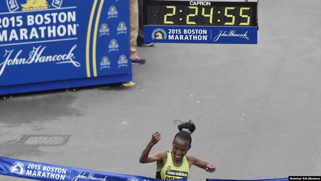 Caroline Rotich, wa Kenya akimaliza wa kwanza mbiyo za Boston Marathon 2015