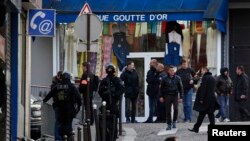 Polisi Perancis dan brigade polisi khusus mengamankan area setelah seorang pria ditembak mati di luar kantor polisi di distrik 18 di Paris, Perancis, 7 Januari 2016.