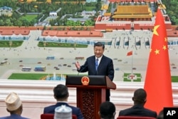 资料照：中国领导人习近平在人大会堂发表讲话。（2023年4月24日）